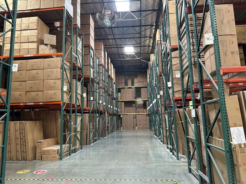More Photos Of 28939-28945 Avenue Williams, Valencia Warehouse For Lease