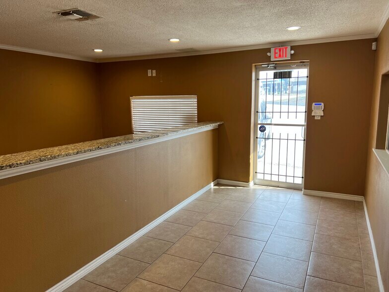 More Photos Of 5508-5516 Brewster St, San Antonio Warehouse For Lease