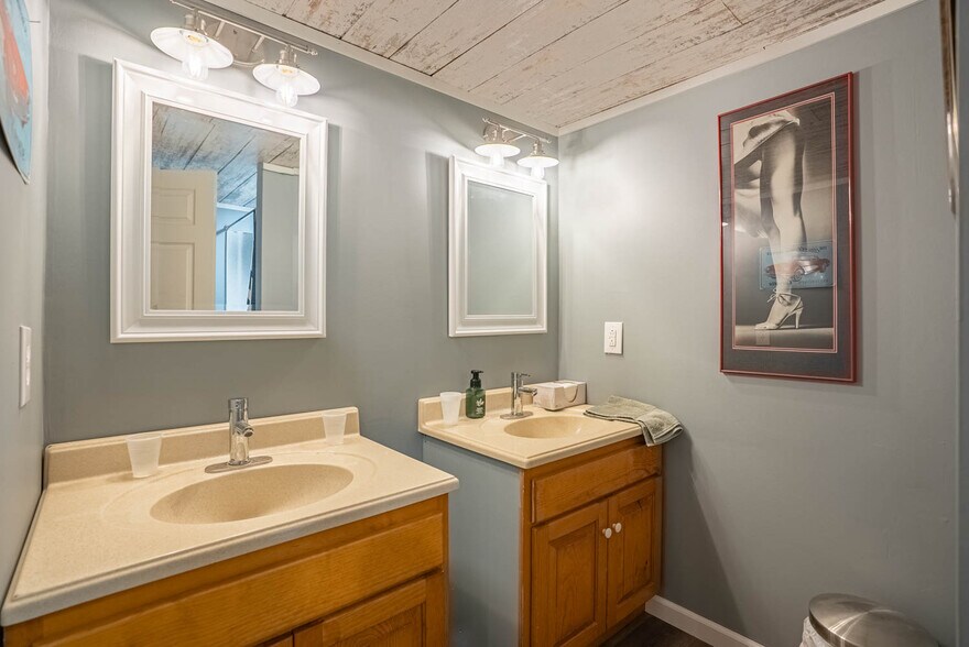 More Photos Of 8 Sunset Hills Ct, Sunrise Beach Storefront For Sale