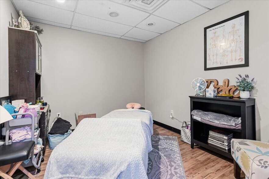 More Photos Of 15043 Main St, Alachua Showroom For Sale