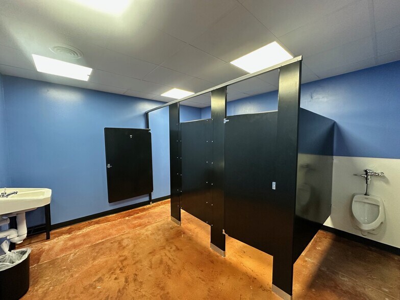 More Photos Of 16525 North Fwy, Houston Freestanding For Lease