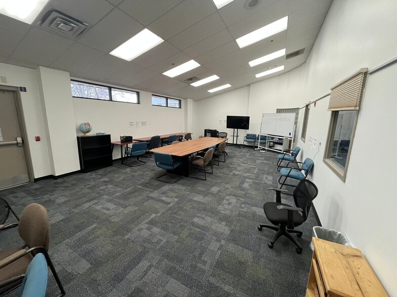 More Photos Of 615 S 5th St, Rockford Specialty For Lease