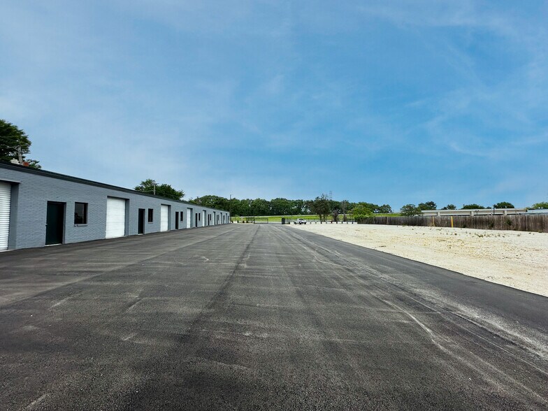 More Photos Of 501-507 E Rock Island Rd, Grand Prairie Industrial For Lease