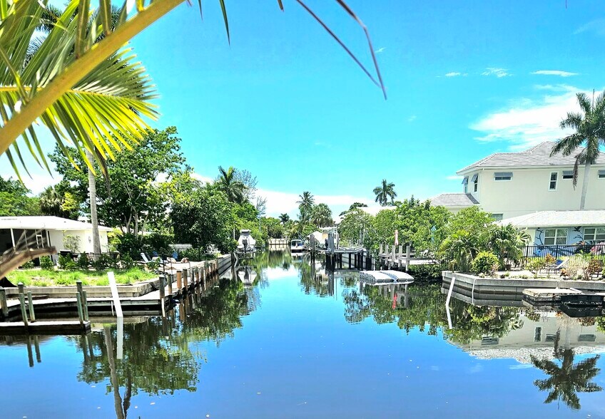 More Photos Of 3270 Bayshore Dr, Naples Freestanding For Sale