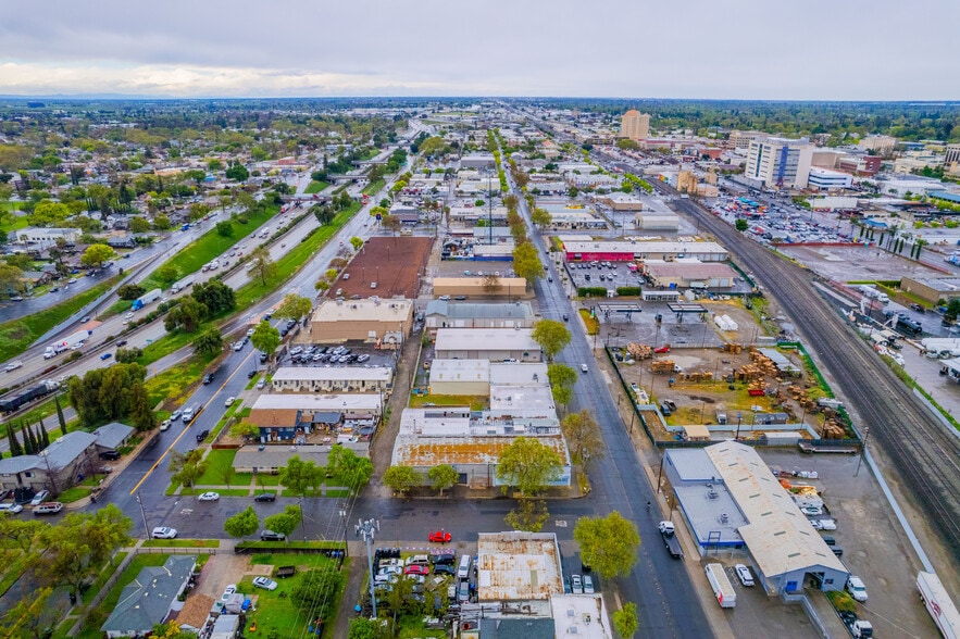 More Photos Of 413 7th St, Modesto Storefront For Sale