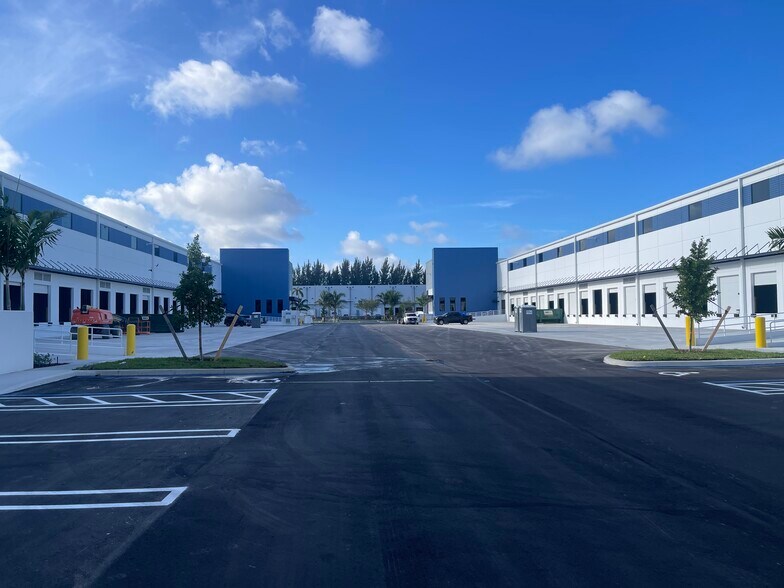 More Photos Of 11550 NW 124th St, Medley Unknown For Lease