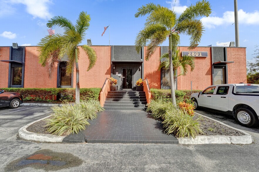 More Photos Of 2801 Evans St, Hollywood Showroom For Lease