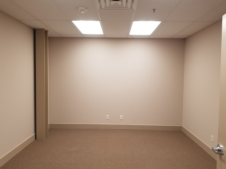 More Photos Of 409 N Oak St, Roanoke Storefront Retail Office For Lease