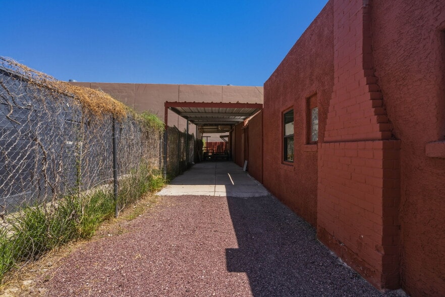 More Photos Of 3835 E Technical Dr, Tucson Warehouse For Lease