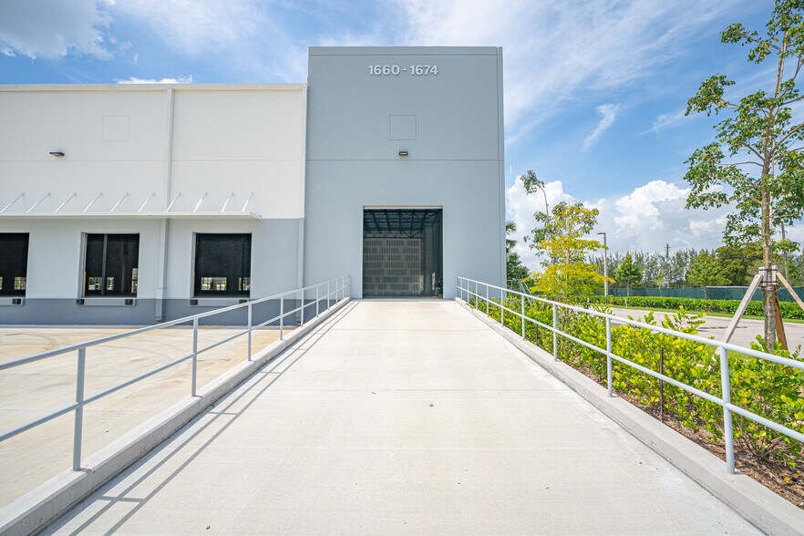 More Photos Of 1620 NW 215th St, Miami Gardens Unknown For Lease