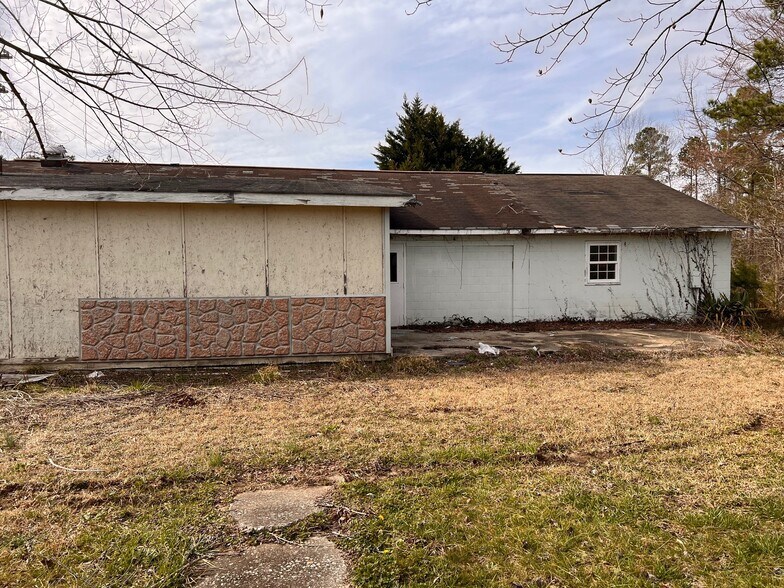 More Photos Of 3268 - 3244 River Fork Rd, Waterloo Bar For Sale