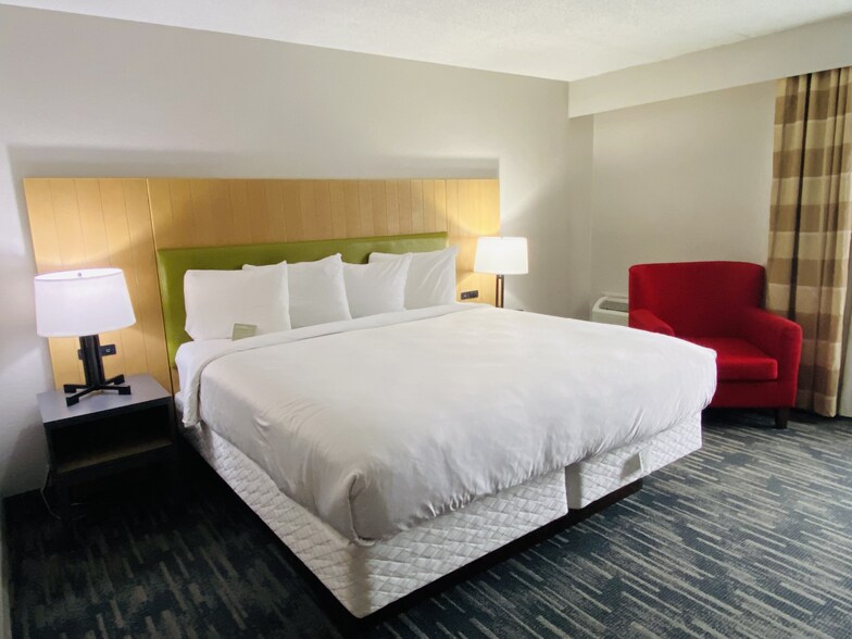More Photos Of 1301 W Bond Cir, Lincoln Hotel For Sale