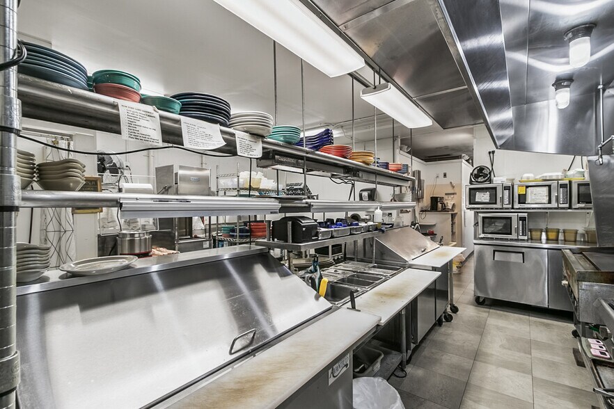 More Photos Of 618 Oak St, Baraboo General Retail For Sale