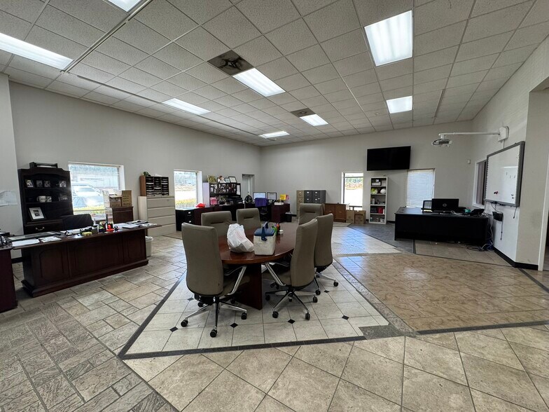 More Photos Of 10505 Maumelle Blvd, Maumelle Warehouse For Lease