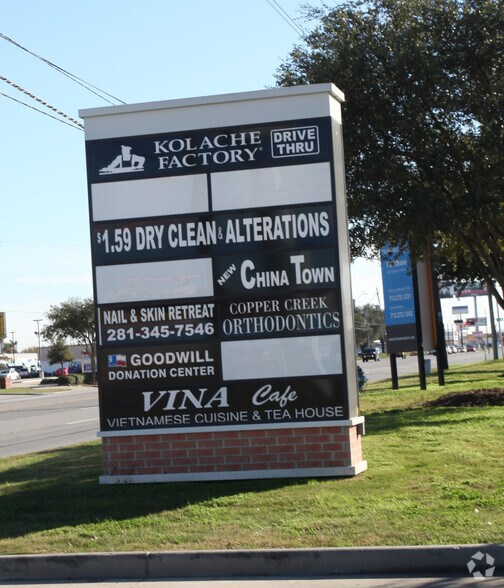 More Photos Of 5537-5571 Highway 6 N, Houston Storefront For Sale