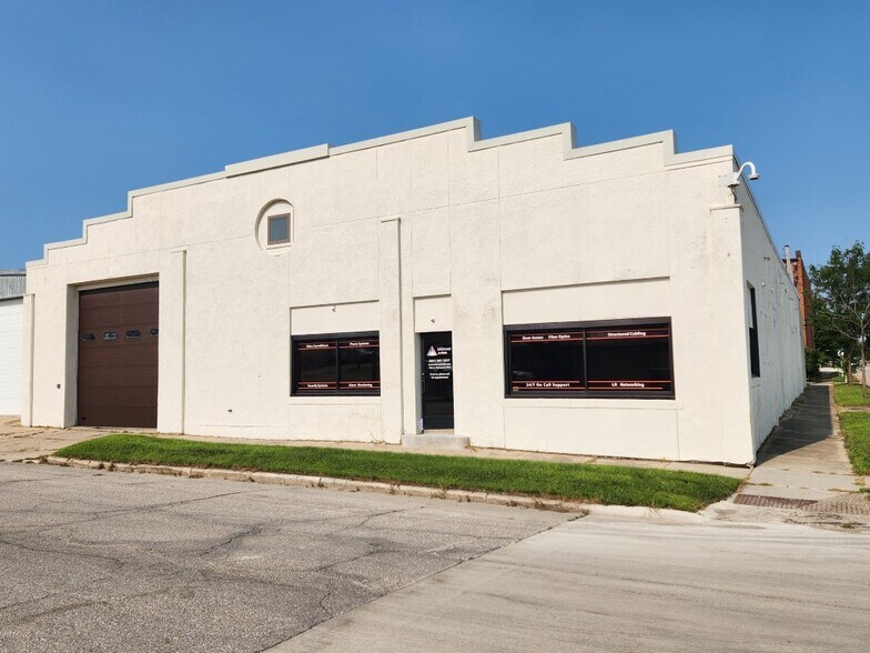More Photos Of 702 S Delaware Ave, Mason City Light Manufacturing For Lease