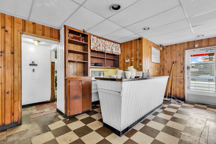 More Photos Of 2924 E Main St, Columbus Bar For Lease