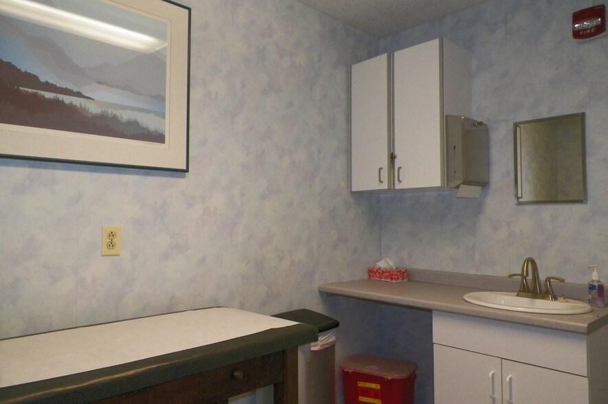 More Photos Of 1524 Atwood Ave, Johnston Medical For Lease