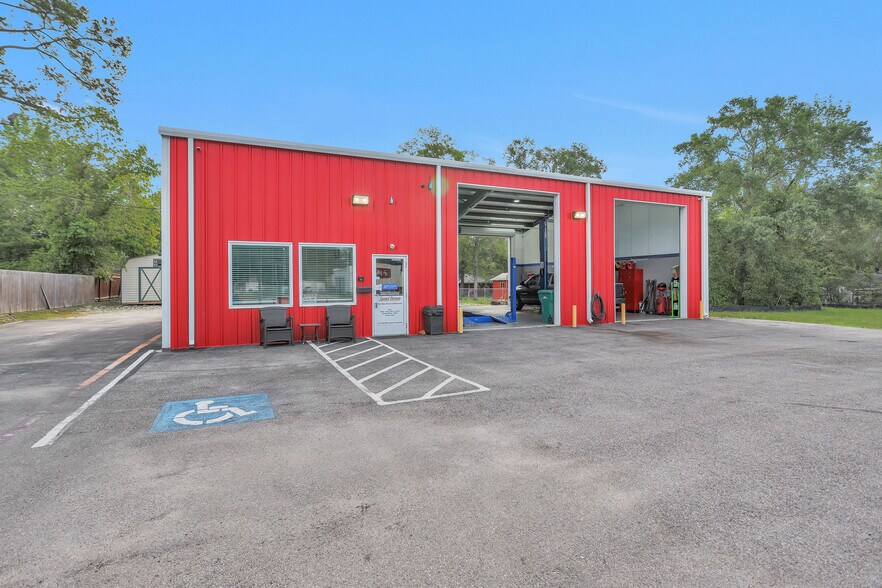 More Photos Of 1308 N Frazier St, Conroe Service For Sale