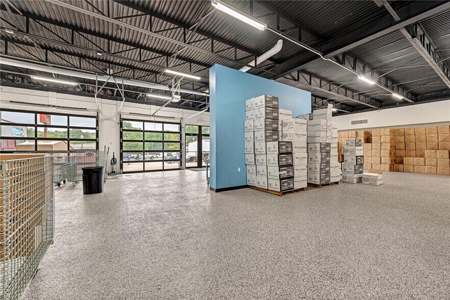 More Photos Of 427 N College Ave, Fayetteville Storefront For Sale