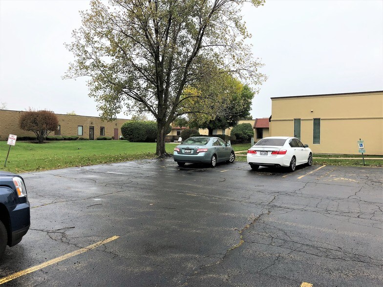 More Photos Of 1 Smoke Tree Plz, North Aurora Office For Lease