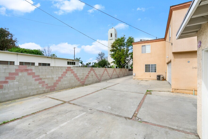 More Photos Of 14646 Kittridge St, Van Nuys Apartments For Sale