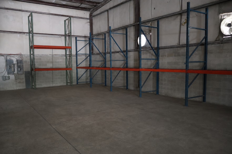 More Photos Of 553 Capital Cir SW, Tallahassee Warehouse For Lease