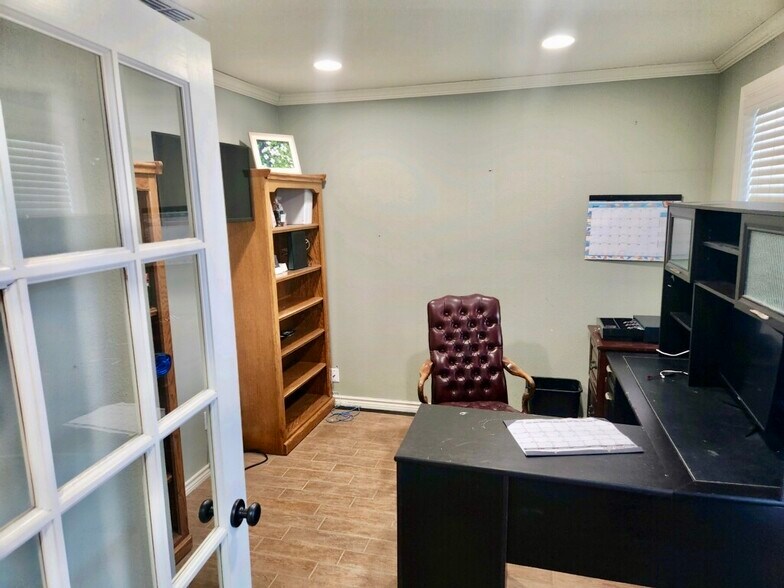 More Photos Of 5424 W Oak St, Palestine Showroom For Lease