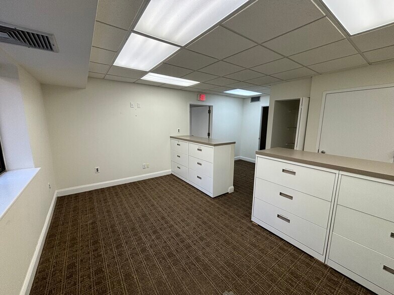 More Photos Of 52 Elm St, Huntington Medical For Lease