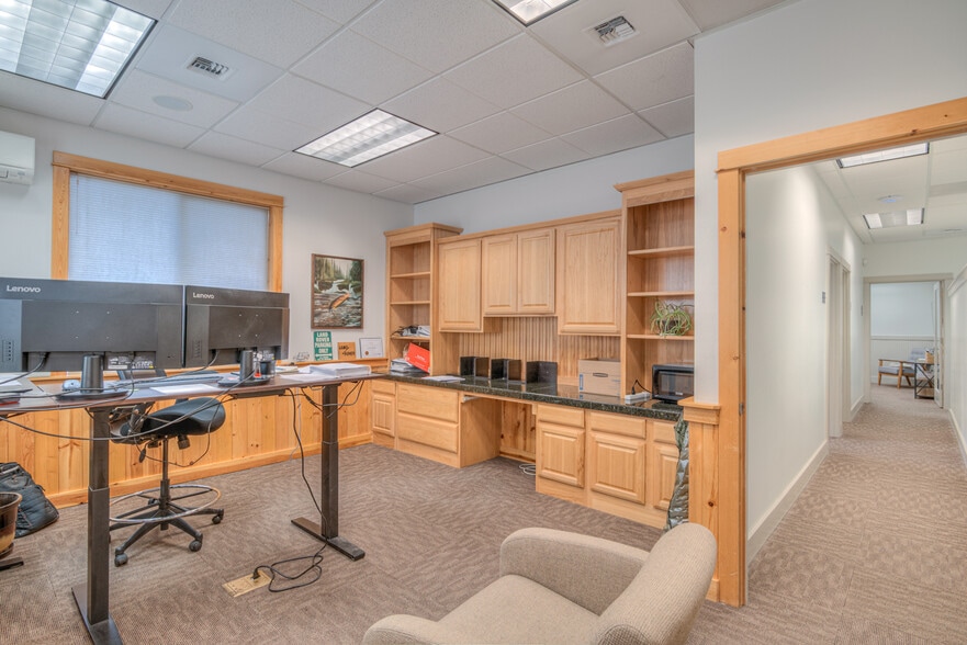 More Photos Of 2464 SW Glacier Pl, Redmond Office For Sale