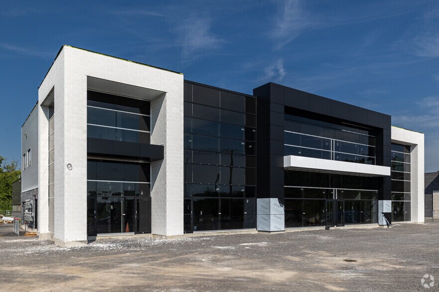 More Photos Of 8990 Boul de la Grande-Allée, Mirabel Storefront Retail Office For Lease