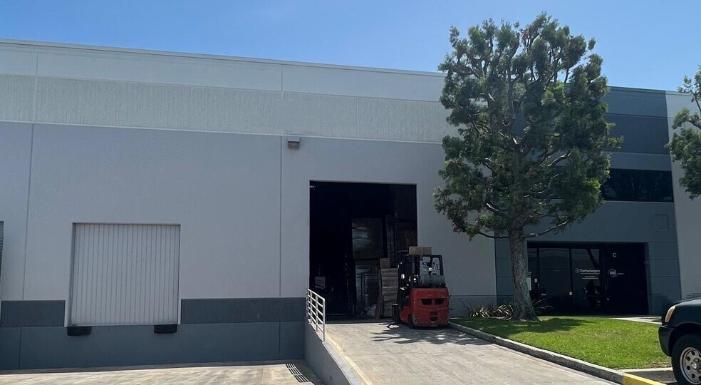 More Photos Of 12020 Woodruff Ave, Downey Warehouse For Lease