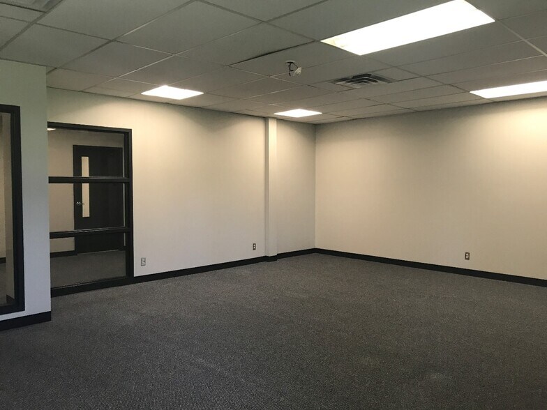 More Photos Of 105 Schneider Rd, Ottawa Flex For Sale