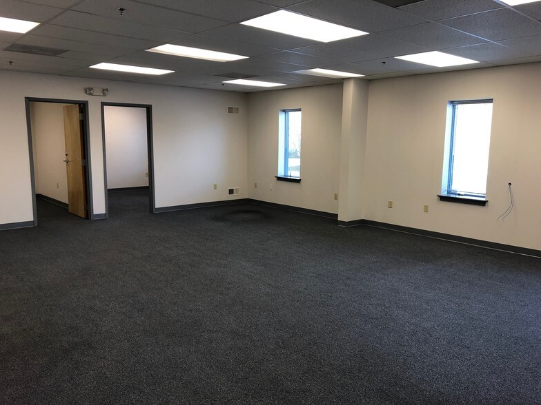 More Photos Of 499 Running Pump Rd, Lancaster Warehouse For Lease