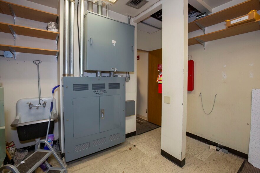 More Photos Of 873-875 6th St, Bremerton Bank For Lease