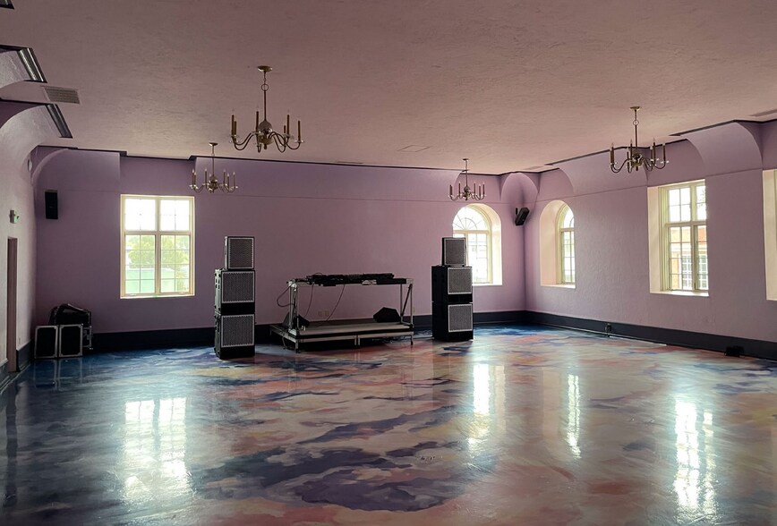 More Photos Of 615 SE Alder St, Portland General Retail For Sale