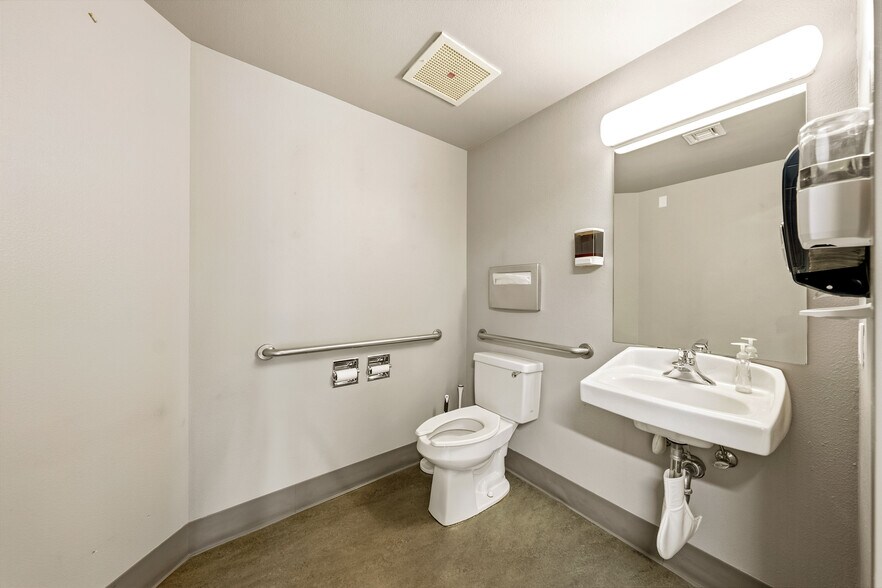 More Photos Of 537 Murphy Rd, Medford Medical For Lease