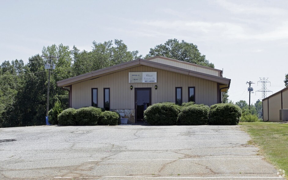 More Photos Of 24 Hampton Rd, Lyman Warehouse For Lease