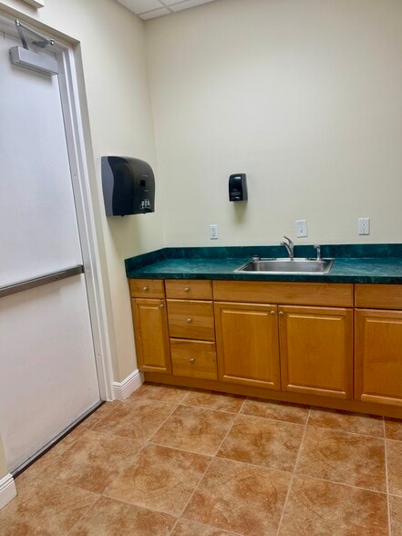 More Photos Of 2523-2525 Seven Springs Blvd, New Port Richey Medical For Lease