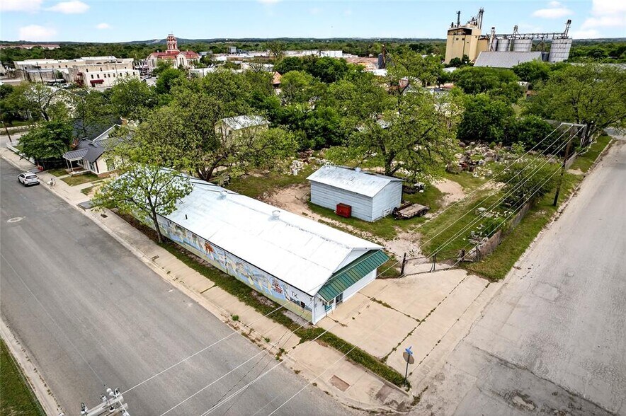 More Photos Of 401 E 6th St, Lampasas Warehouse For Sale
