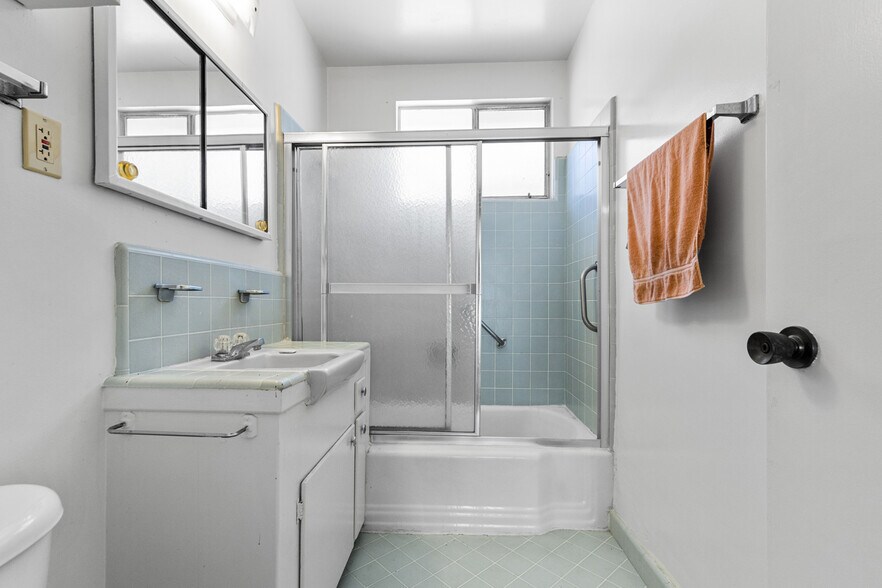 More Photos Of 1043 S Holt Ave, Los Angeles Apartments For Sale