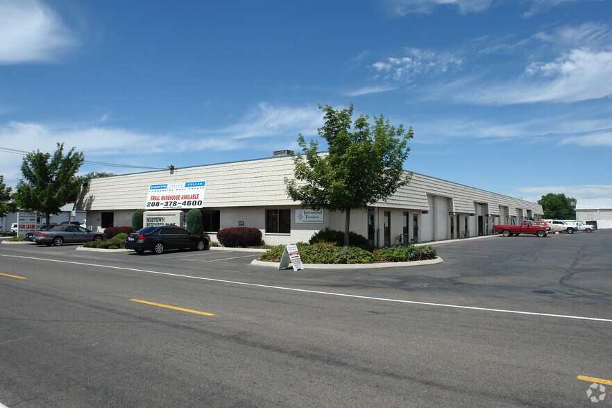 More Photos Of 200-202 E 37th St, Garden City Light Manufacturing For Lease