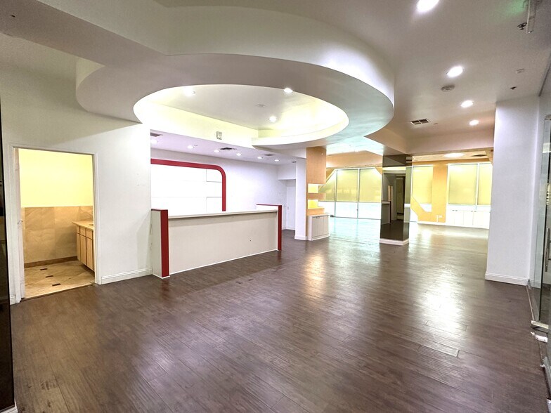 Primary Photo Of 3680 Wilshire Blvd, Los Angeles Health Club For Lease