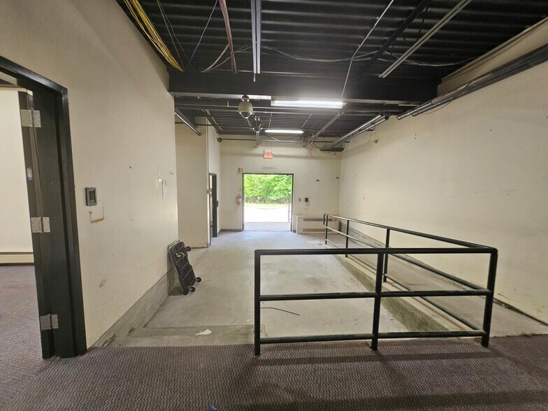 More Photos Of 20 Industrial Dr, Middletown Light Manufacturing For Lease