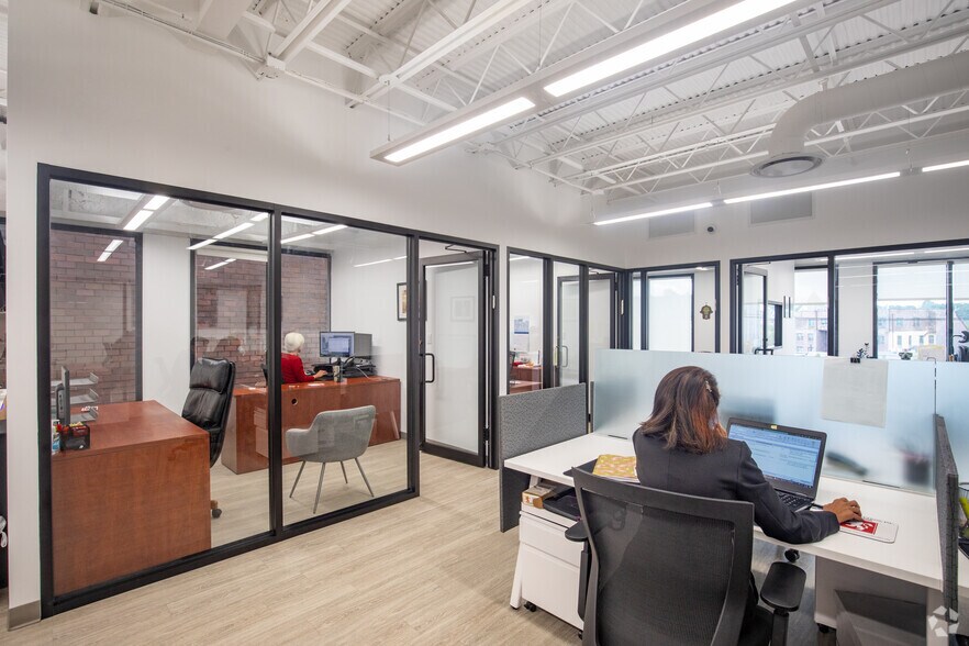 More Photos Of 11 Grace Ave, Great Neck Office For Lease