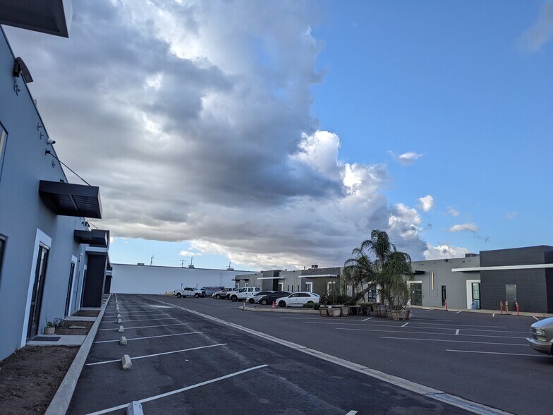 More Photos Of 7041-7057 1/2 Vineland Ave, North Hollywood Warehouse For Lease