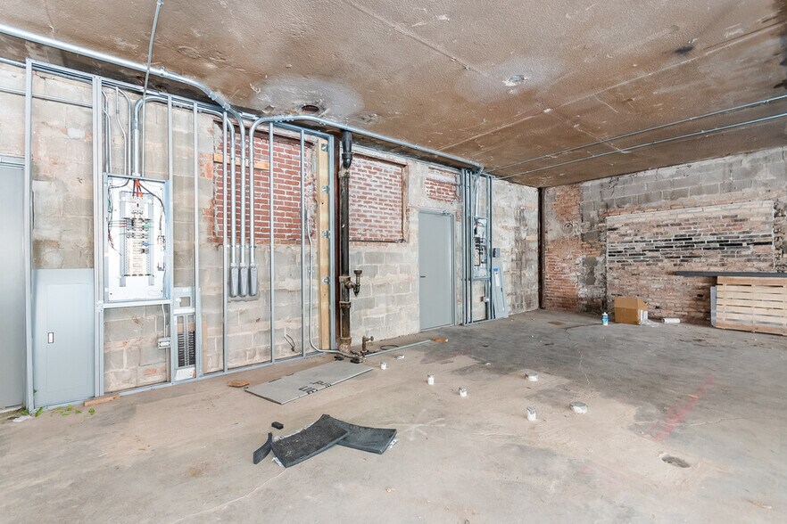 More Photos Of 3921-3925 W Touhy Ave, Lincolnwood Freestanding For Lease