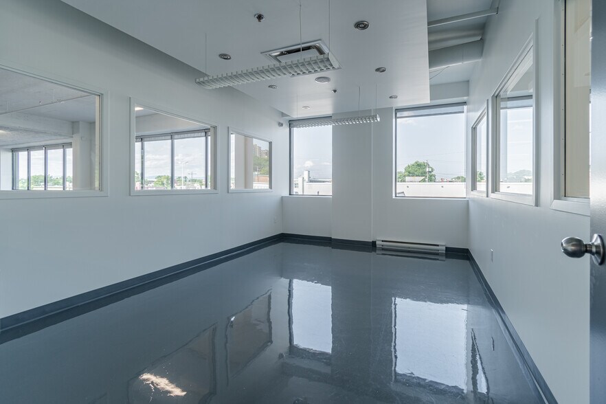 More Photos Of 875 Boul Charest O, Québec Office For Sale