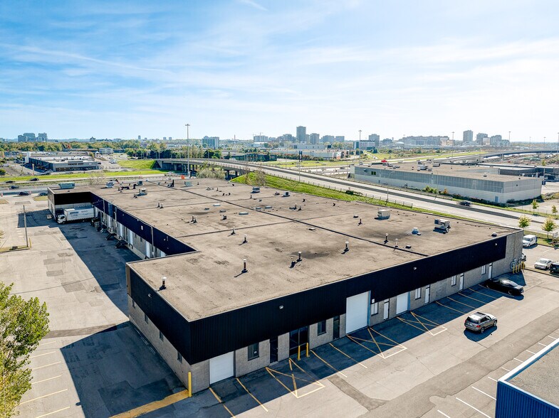 More Photos Of 2789-2855 Boul Le Corbusier, Laval Warehouse For Lease