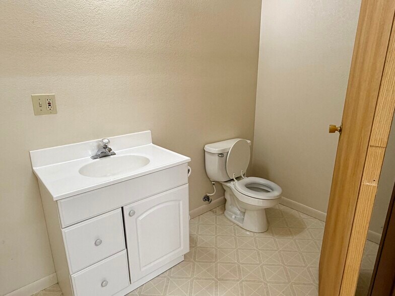 More Photos Of 120 Cole Ave, Pinedale Office For Sale